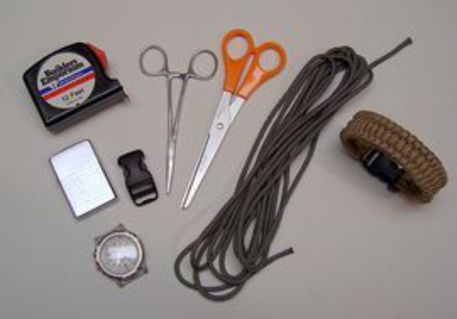 Matériel nécessaire pour fabriquer un bracelet de montre en paracorde