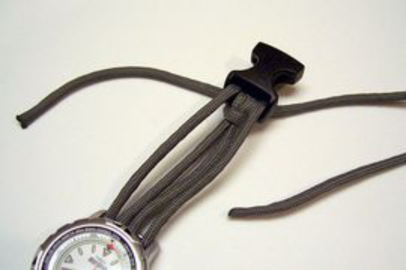 Début du tressage du bracelet de montre en paracorde