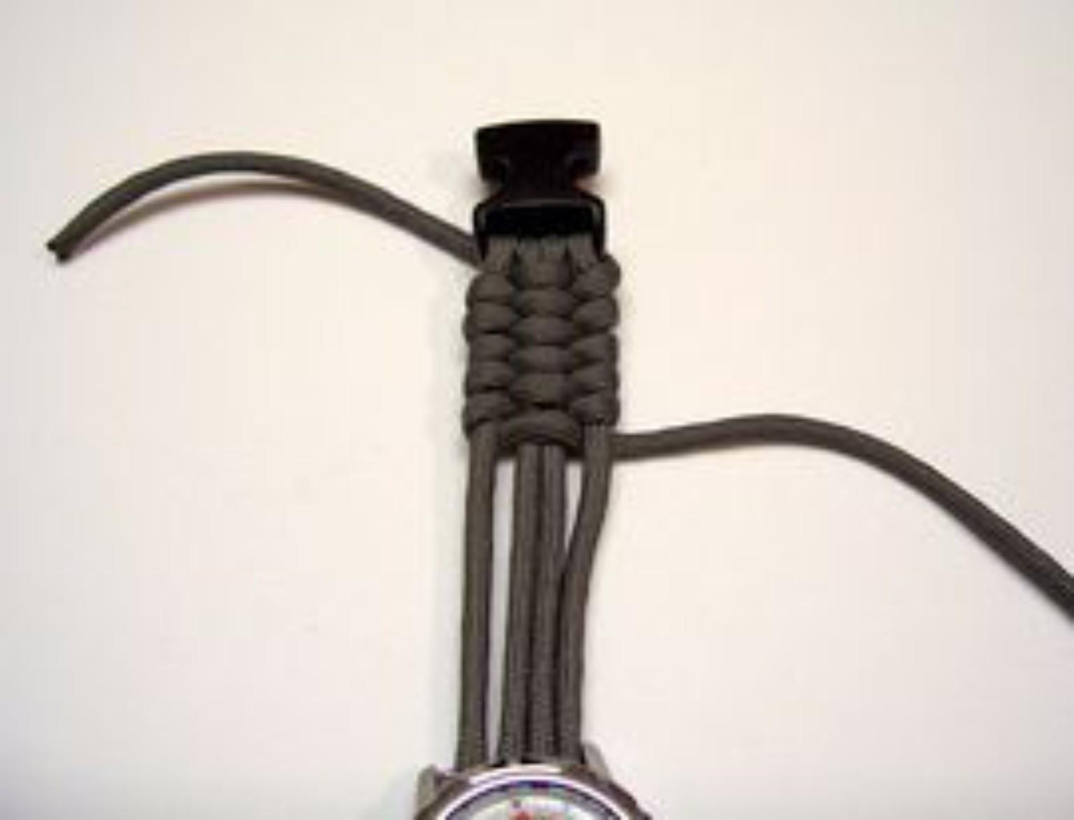Progression régulière du tressage du bracelet