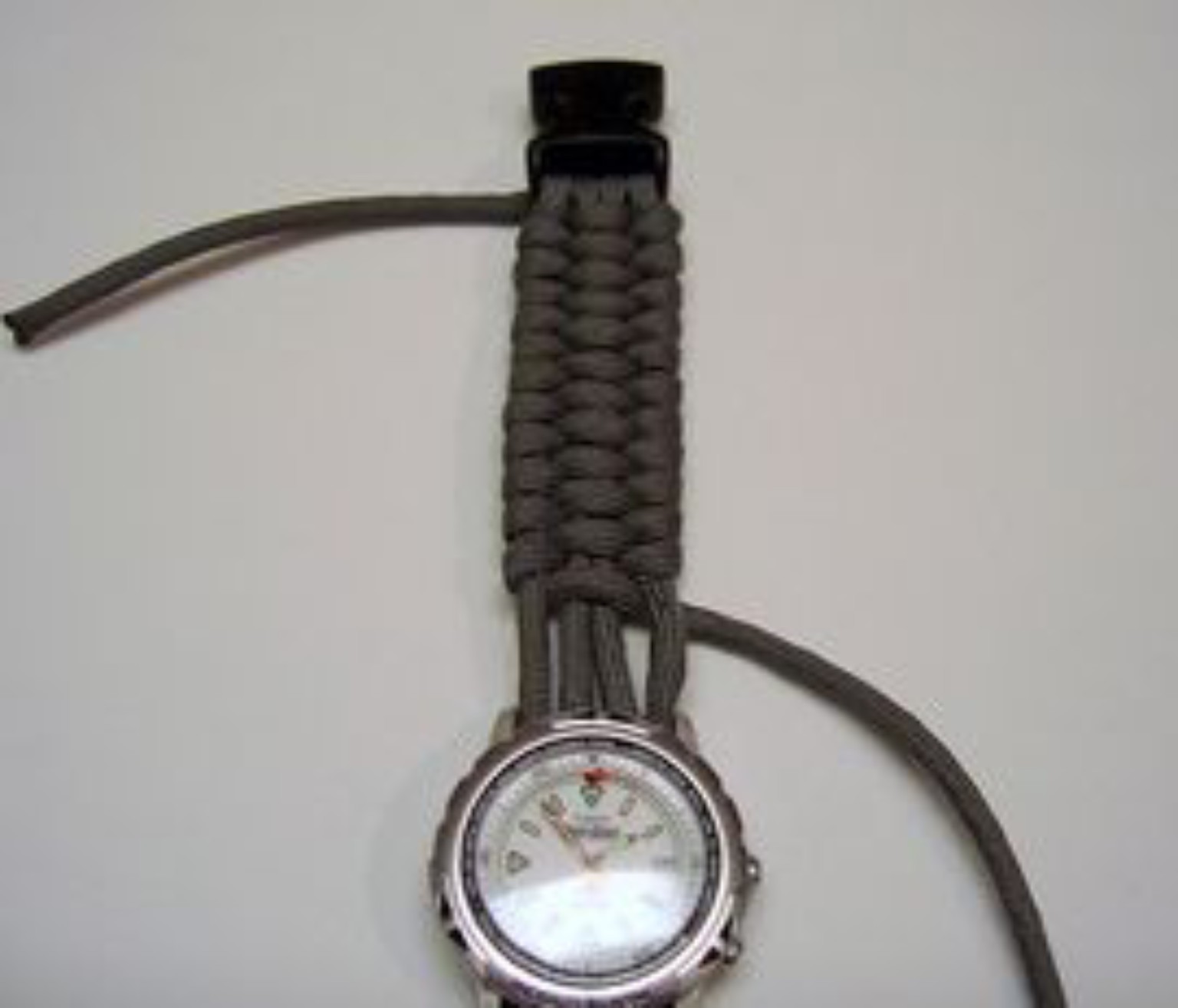 Première moitié du bracelet presque entièrement tressée