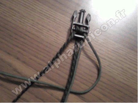 Préparation du premier nœud de la ceinture en paracorde