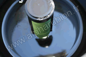 Eau retenue dans le fond de l’entonnoir Shurhold