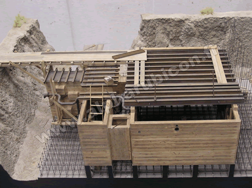 Coffrage en bois d’une maquette de bunker allemand