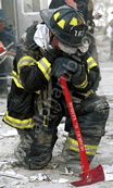 Pompier équipé d’une hache, illustration du passe-partout des pompiers